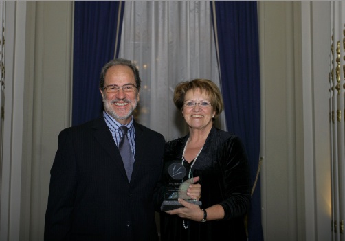 Gilles Delisle reçoit le Prix Noël-Mailloux des mains de la présidente de  l'Ordre des psychologues du Québec, Madame Rose-Marie Charest.