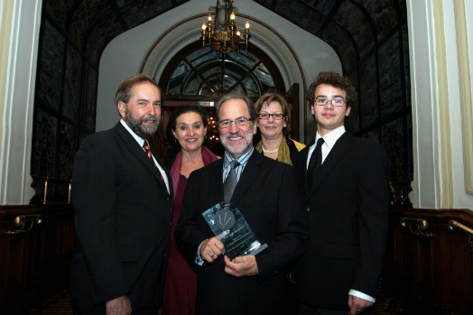 De gauche à droite, Monsieur Thomas Mulcair, député fédéral d'Outremont,  Madame Catherine Mulcair, psychologue et membre du comité d'attribution des  prix de l'OPQ, Gilles Delisle, Line Girard, psychologue et codirectrice du CIG  et François Delisle